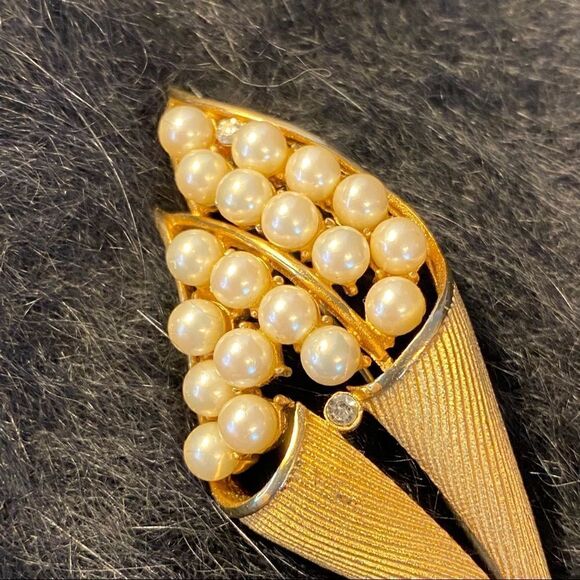 Vintage 70s Faux Pearl and Diamond Brooch - Picture 5 of 7